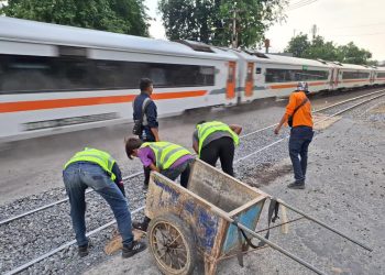 perubahan geometri rel biasanya terjadi akibat tingginya beban kendaraan yang melintas di perlintasan sebidang