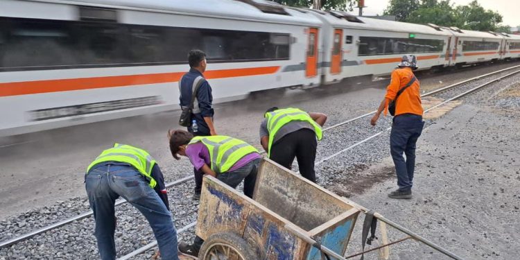 perubahan geometri rel biasanya terjadi akibat tingginya beban kendaraan yang melintas di perlintasan sebidang